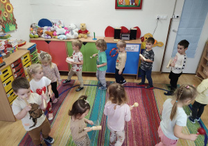 Dzieci grają na instrumentach do poznanych piosenek