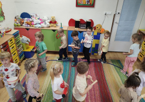 Dzieci grają na instrumentach do poznanych piosenek