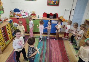 Dzieci grają na instrumentach do poznanych piosenek