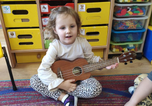 Łucja gra na ukulele