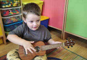 Wojtek gra na ukulele