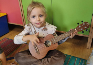 Marysia gra na ukulele
