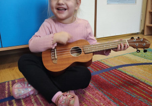 Hania gra na ukulele