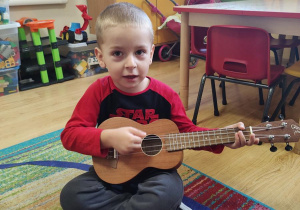 Marcel gra na ukulele