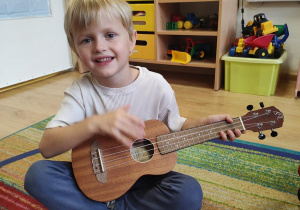 Jasio gra na ukulele