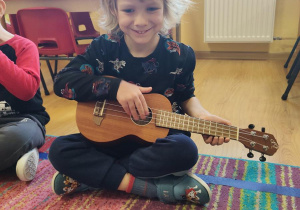 Franek gra na ukulele