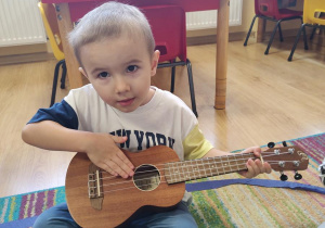 Olek gra na ukulele