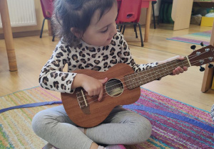 Aniela gra na ukulele