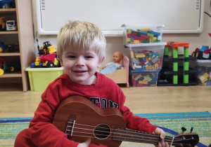 Tobiasz gra na ukulele