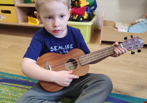 Paweł gra na ukulele