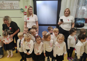 Dzieci przygotowują się do odśpiewania hymnu