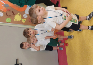 Dzieci w oczekiwaniu na kolejną konkurencję.