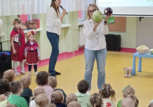 Dzieci oglądają prezentacje multimedialną.