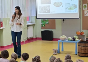 Dzieci oglądają prezentacje multimedialną.