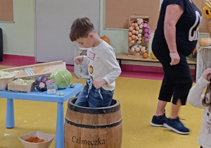 Staś pomaga deptać kapustę.