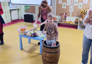 Wojtuś pomaga deptać kapustę.