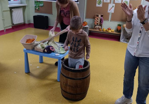 Wojtuś pomaga deptać kapustę.