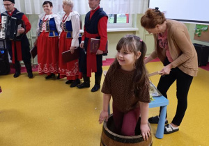 Hania pomaga deptać kapustę.