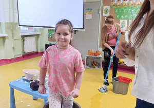 Marysia pomaga deptać kapustę.