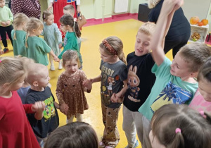 Zabawy taneczne dzieci podczas występu zespołu ludowego.