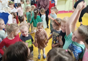 Zabawy taneczne dzieci podczas występu zespołu ludowego.