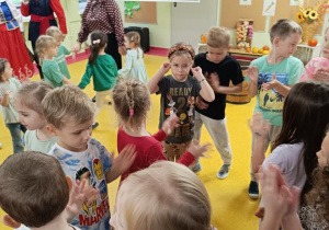 Zabawy taneczne dzieci podczas występu zespołu ludowego.