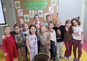 Jaskółki pozują na tle dekoracji.