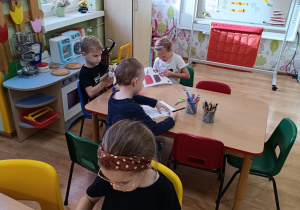 Zosia składa lajkonika.