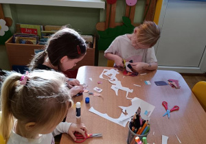 Dzieci wycinają, składają i sklejają lajkonika.