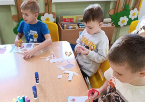 Dzieci wycinają, składają i sklejają lajkonika.