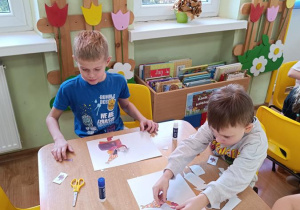 Dzieci wycinają, składają i sklejają lajkonika.