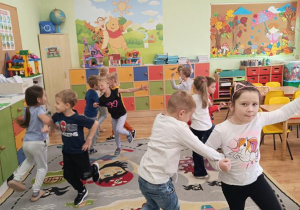 Dzieci poznają podstawowe kroki i figury krakowiaka.