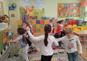 Dzieci poznają podstawowe kroki i figury krakowiaka.