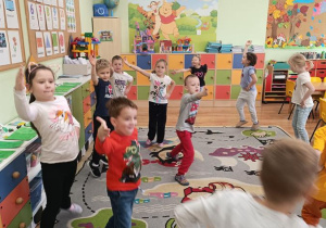 Dzieci poznają podstawowe kroki i figury krakowiaka.