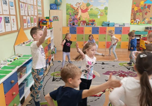 Dzieci poznają podstawowe kroki i figury krakowiaka.