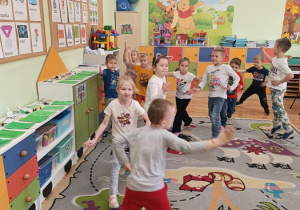 Dzieci poznają podstawowe kroki i figury krakowiaka.