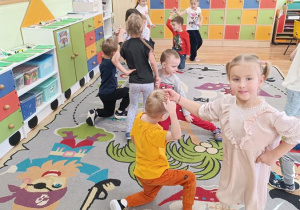 Dzieci poznają podstawowe kroki i figury krakowiaka.