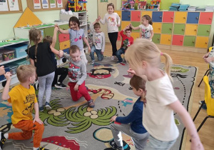 Dzieci poznają podstawowe kroki i figury krakowiaka.