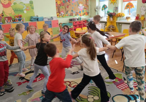 Dzieci poznają podstawowe kroki i figury krakowiaka.