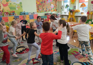 Dzieci poznają podstawowe kroki i figury krakowiaka.