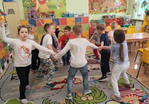 Dzieci poznają podstawowe kroki i figury krakowiaka.