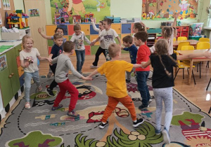 Dzieci poznają podstawowe kroki i figury krakowiaka.