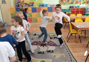 Dzieci poznają podstawowe kroki i figury krakowiaka.