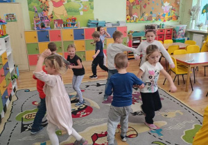 Dzieci poznają podstawowe kroki i figury krakowiaka.