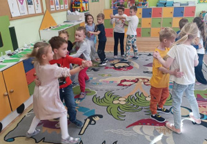 Dzieci poznają podstawowe kroki i figury krakowiaka.