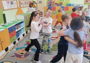 Dzieci poznają podstawowe kroki i figury krakowiaka.