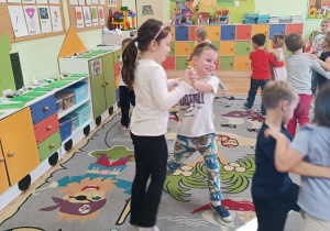 Dzieci poznają podstawowe kroki i figury krakowiaka.