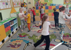 Dzieci poznają podstawowe kroki i figury krakowiaka.