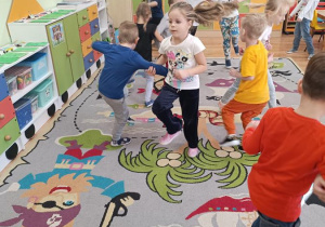 Dzieci poznają podstawowe kroki i figury krakowiaka.