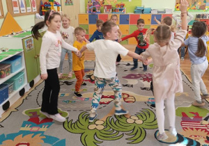 Dzieci poznają podstawowe kroki i figury krakowiaka.